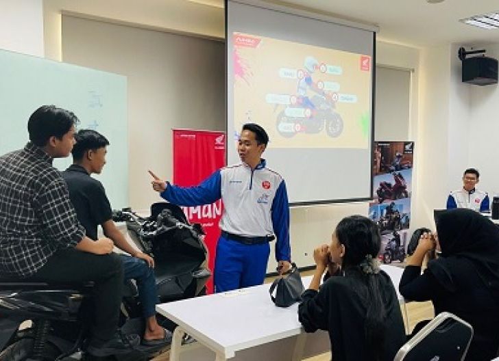 Photo of Astra Motor Kalbar Edukasi Siswa SMKN 7 Pontianak untuk Tanamkan Etika Berkendara Sejak Dini