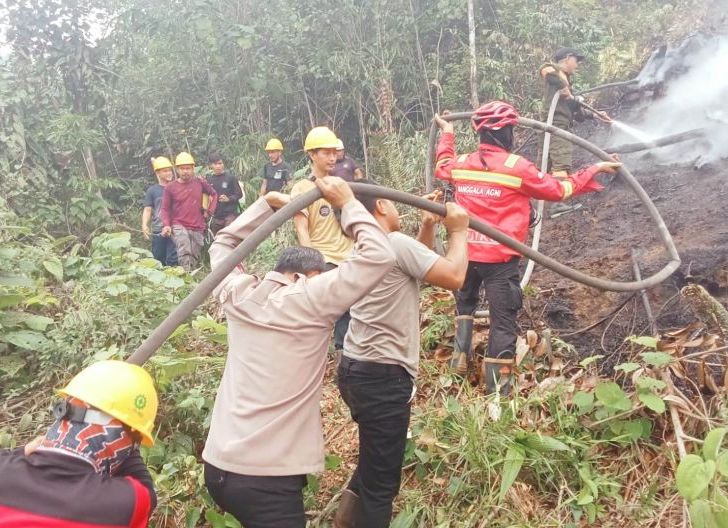 Photo of Gerak Cepat Cegah Api Meluas, Tim Gabungan Tangani Karhutla di Penyeladi