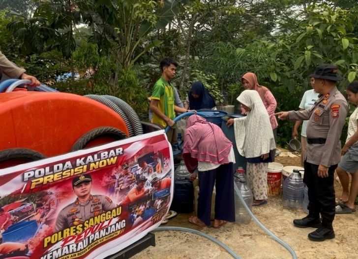 Photo of Kemarau Berkepanjangan, Polres Sanggau Bantu Penuhi Kebutuhan Air Warga