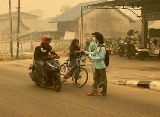 Gemawan dan Relawan Salurkan Masker untuk Warga Terdampak Kabut Asap di Kayong Utara