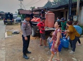 Warga Semuntai Terima 4.000 Liter Air Bersih dari Polsek Mukok dan PT Multi Prima Entakai Group