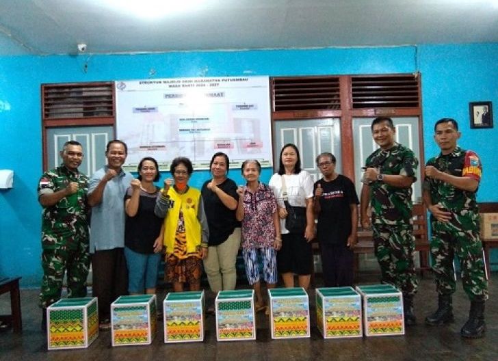 Photo of Rangkaian Peringatan HUT TNI ke-81, Kodim 1206/Putussibau Berbagi Kepedulian Melalui Bakti Sosial di GKMI Maranata