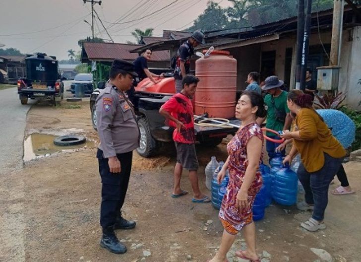Photo of Warga Semuntai Terima 4.000 Liter Air Bersih dari Polsek Mukok dan PT Multi Prima Entakai Group