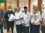 Photo of Baznas-Dinkes Singkawang Salurkan Bansos ke Penderita TBC, Penyandang Disabilitas Hingga Jamban Sehat