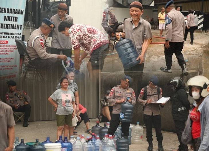 Photo of Ringankan Beban Warga yang Kesulitan, Brimob Kalbar Terus Salurkan Air Bersih