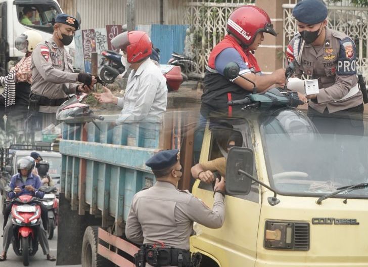 Photo of Asap Karhutla Menyelimuti Pontianak, Brimob Kalbar Bagikan Masker kepada Masyarakat