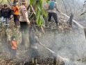 Cegah Api Meluas, Brimob dan BPBD Sintang Gerak Cepat Padamkan Karhutla