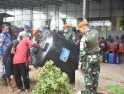 Ringankan Beban Warga, Yon Parako 466 Pasgat Salurkan Air Siap Minum Menggunakan Truk Water Treatment