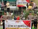 Dari Pintu ke Pintu, Brimob Kalbar Hadir Berbagi untuk Warga yang Membutuhkan