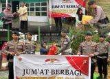 Photo of Dari Pintu ke Pintu, Brimob Kalbar Hadir Berbagi untuk Warga yang Membutuhkan