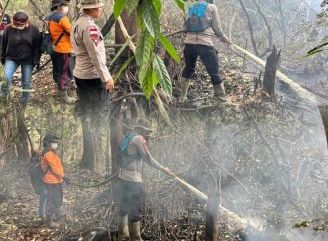 Cegah Api Meluas, Brimob dan BPBD Sintang Gerak Cepat Padamkan Karhutla