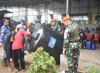 Ringankan Beban Warga, Yon Parako 466 Pasgat Salurkan Air Siap Minum Menggunakan Truk Water Treatment