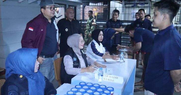 Tim Gabungan Razia Mendadak Rutan Pontianak, Puluhan Barang Terlarang Disita