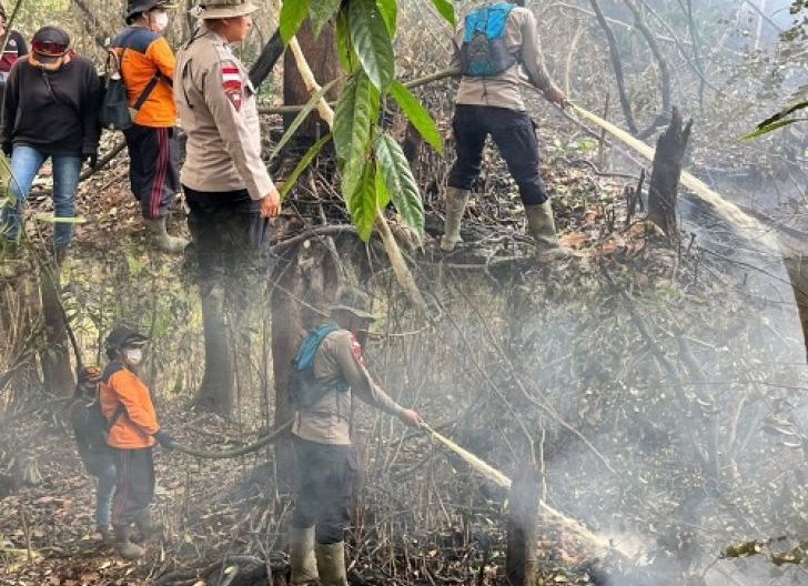 Photo of Cegah Api Meluas, Brimob dan BPBD Sintang Gerak Cepat Padamkan Karhutla