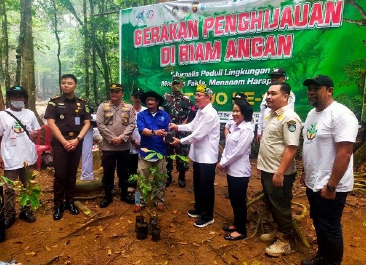Photo of Koramil 1210-06/Ngabang Dukung Gerakan Penghijauan IWO Landak di Riam Angan, Dandim Apresiasi Wartawan Peduli Lingkungan