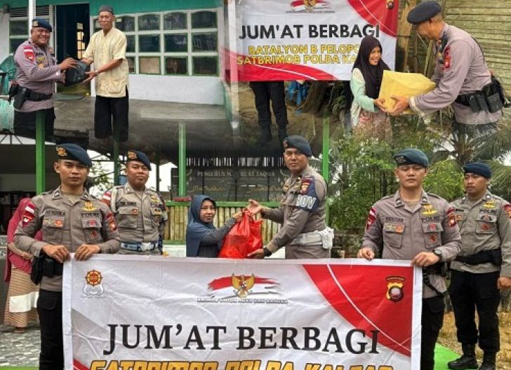 Photo of Dari Pintu ke Pintu, Brimob Kalbar Hadir Berbagi untuk Warga yang Membutuhkan