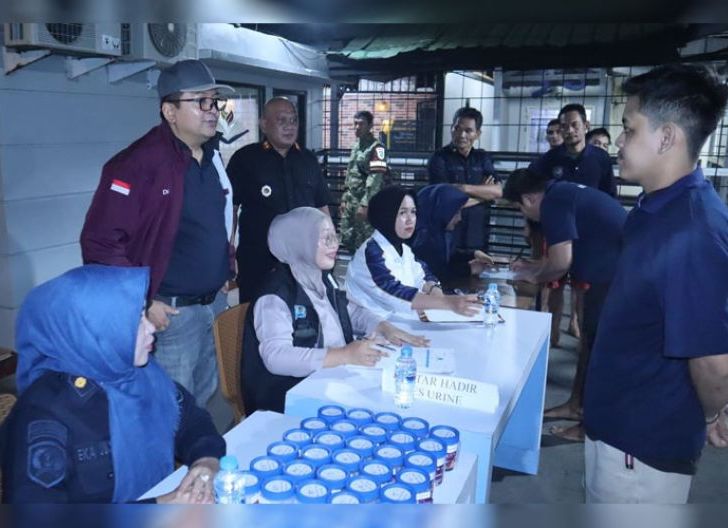 Photo of Tim Gabungan Razia Mendadak Rutan Pontianak, Puluhan Barang Terlarang Disita