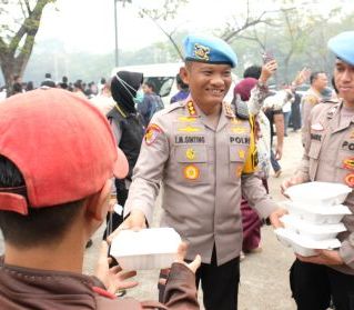 Sambut HUT ke-24, Bidpropam Polda Kalbar Bagikan 1.050 Nasi Kotak Lewat 'Gerobak Presisi' jadikan Polri Lebih Humanis