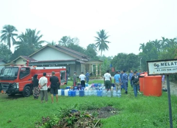 Photo of Cuaca Panas dan Dampak Karhutla, Lanud Supadio Salurkan 16 Ribu Liter Air Bersih untuk Warga