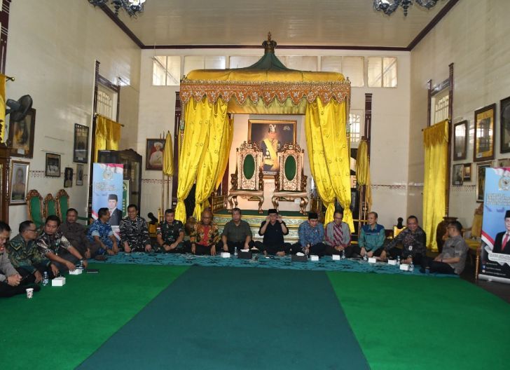 Photo of Dari Istana Kadriah, Kesultanan Pontianak Dorong Penguatan Regulasi Pencegahan Karhutla Lewat Ngopi Bareng: Upaya Pencegahan Kebakaran Hutan dan Lahan demi Kelestarian Alam dan Masa Depan Kalbar
