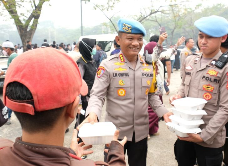 Photo of Sambut HUT ke-24, Bidpropam Polda Kalbar Bagikan 1.050 Nasi Kotak Lewat 'Gerobak Presisi' jadikan Polri Lebih Humanis