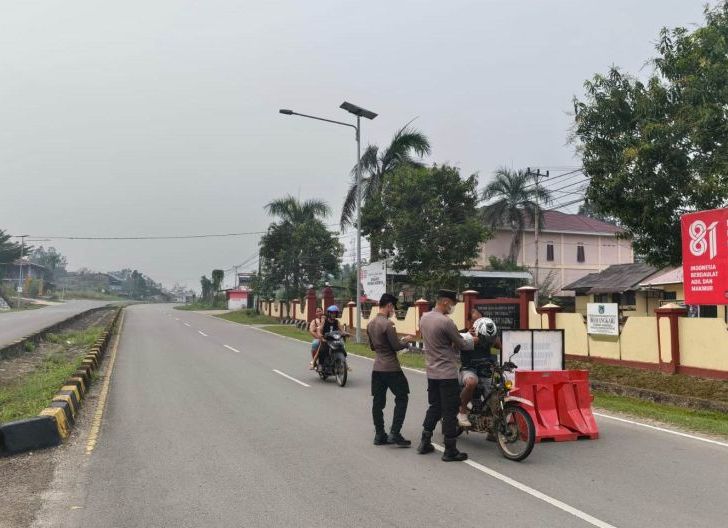 Photo of Bentuk Kepedulian kepada Warga, Polsek Entikong Bagikan Masker Gratis