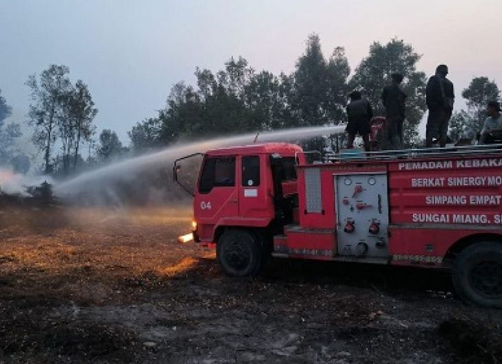 Photo of Sigap Padamkan Karhutla Secara Swadaya, Relawan Desa Sungai Melayu Bersama TNI-Polri dan Warga Terus Bergotong-Royong