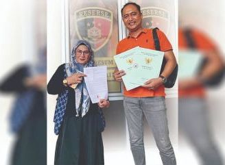 Indra dan Ana Akhirnya Berdamai, Sempat “Beramok” di PN dan Kantor Polisi Karena Bunga Pinjaman Rp4,3 Miliar, Ketua Motor Gede Pontiaank Kembalikan Dua Sertifikat Rumah Nurhana, Polresta Kota Pontianak Fasilitasi Restorative Justice