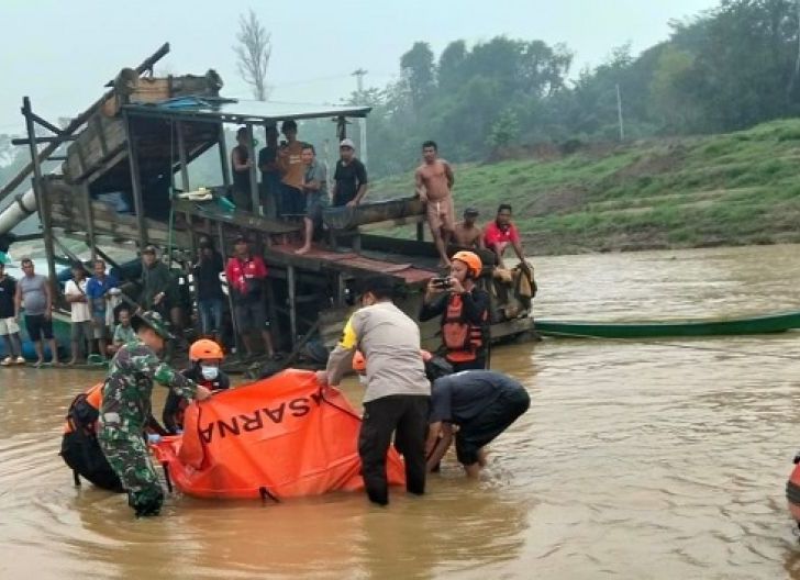 Photo of Hanyut Saat Mandi, Jasad Bocah Ditemukan Mengapung di Sungai Melawi