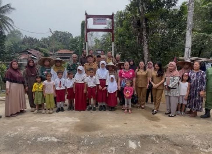 Photo of Dandim 1210/Landak: Jembatan Perintis Garuda Buka Akses dan Harapan Baru bagi Warga Desa Aur Sampuk