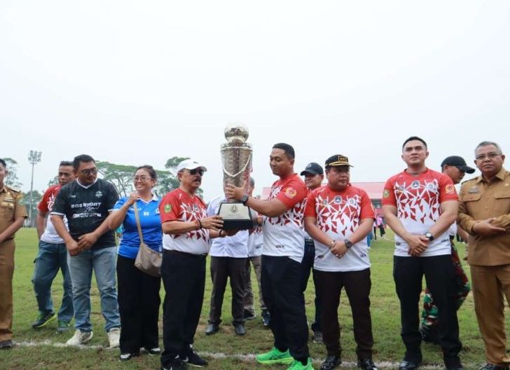 Photo of Kapolres Sanggau Hadiri Pembukaan Daranante Cup XIII, Dorong Semangat Sportivitas dan Pembinaan Atlet Muda