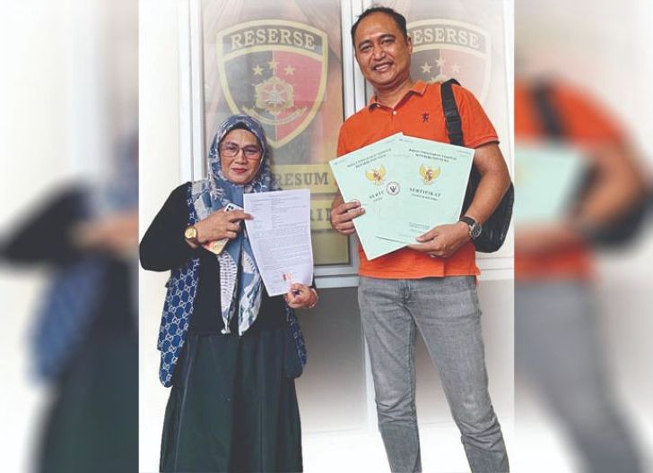 Photo of Indra dan Ana Akhirnya Berdamai, Sempat “Beramok” di PN dan Kantor Polisi Karena Bunga Pinjaman Rp4,3 Miliar, Ketua Motor Gede Pontiaank Kembalikan Dua Sertifikat Rumah Nurhana, Polresta Kota Pontianak Fasilitasi Restorative Justice