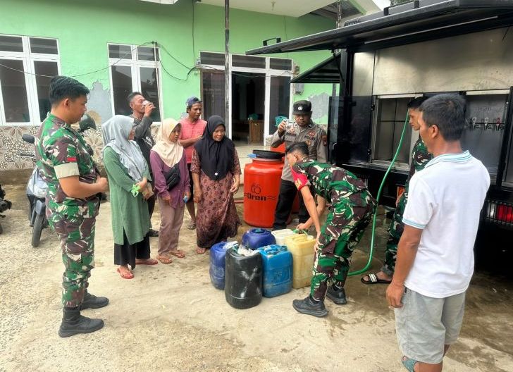 Photo of Kodam XII/Tpr Salurkan Bantuan Air Bersih Serentak di Kalbar