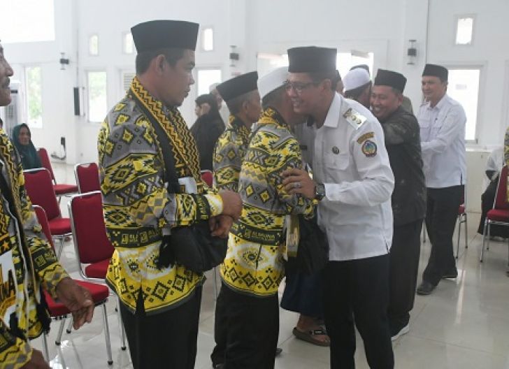 Photo of Pemkab Kayong Utara Umrahkan Kafilah Berprestasi hingga Tokoh Agama