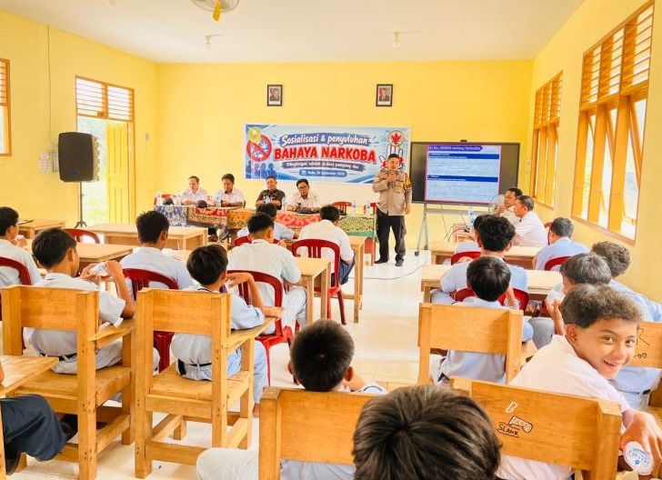 Photo of Cegah Narkoba Sejak Dini, Polsek Meliau Edukasi 74 Siswa SMPN 10