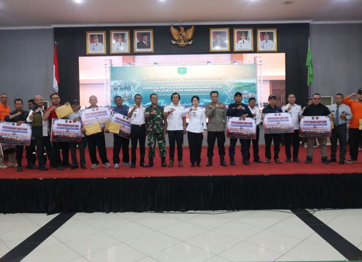 Photo of Pemkot Singkawang Salurkan Insentif Kepada 907 Personel Penanganan Karhutla