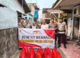 Photo of Jumat Berbagi, Brimob Kalbar Sambangi Warga dari Rumah ke Rumah