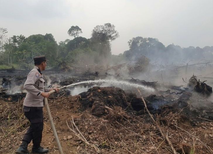 Photo of Gunakan 60 Liter X-Fire, Polsek Tayan Hilir Tangani Kebakaran Lahan di Mungguk Das