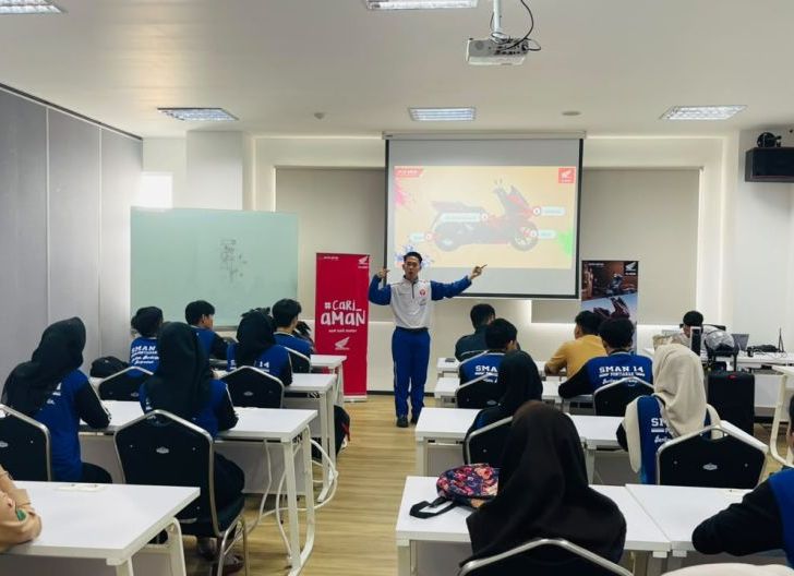 Photo of Astra Motor Kalbar Gelar Safety Riding Education, Ajak Pelajar SMAN 14 Pontianak Jadi Generasi Pelopor Keselamatan Berkendara