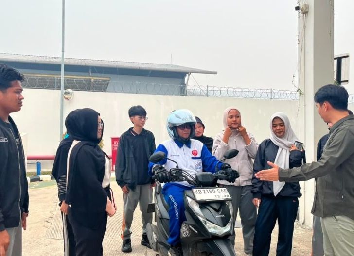 Photo of Antusias jadi Generasi Pelopor Keselamatan Berkendara, Ajak Pelajar SMAN 14 Pontianak Ikuti Astra Motor Kalbar Safety Riding Education