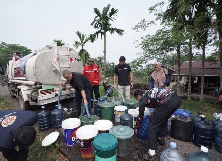Photo of Betadine dan PMI Kalbar Kembali Bergerak, Warga Terdampak Karhutla Dapat Air Bersih dan Pengobatan