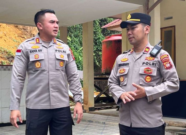 Photo of Kapolres Kunjungi Polsek di Sanggau, Tekankan Personel: Layani Masyarakat dengan Hat