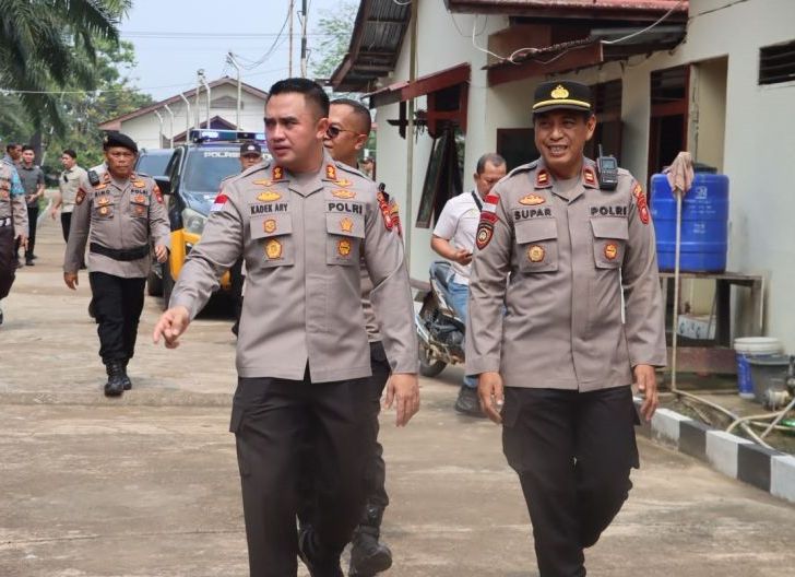 Photo of Kapolres Sanggau Tekankan Disiplin Saat Sambangi Polsek Meliau