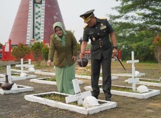 Dipimpin Danrem, Prajurit Korem 121/Abw Gelar Ziarah Nasional HUT ke-81 TNI di TMP Syuhada Pertiwi