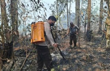 Api Berhasil Dipadamkan, Polsek Kapuas Perkuat Pemantauan Karhutla di Kecamatan Kapuas