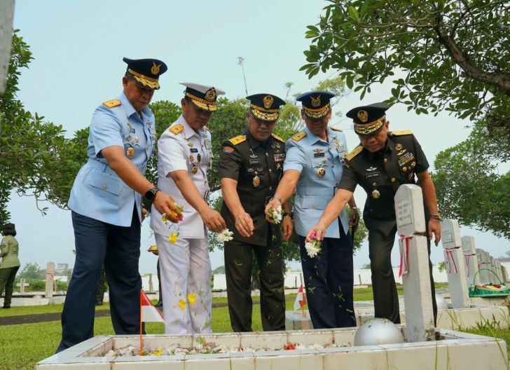 Photo of Jelang HUT ke-81 TNI, Prajurit Lanud Supadio Ikuti Ziarah Rombingan ke TMP Dharma Patria Jaya