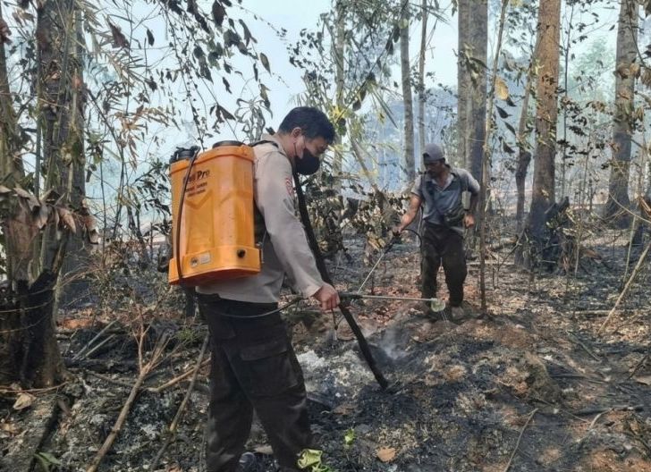 Photo of Api Berhasil Dipadamkan, Polsek Kapuas Perkuat Pemantauan Karhutla di Kecamatan Kapuas