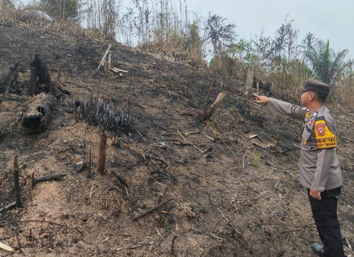 Photo of Sisir Titik Rawan Karhutla, Polsek Entikong Pastikan Kamtibmas Kondusif dan Ajak Warga Waspadai Kabut Asap