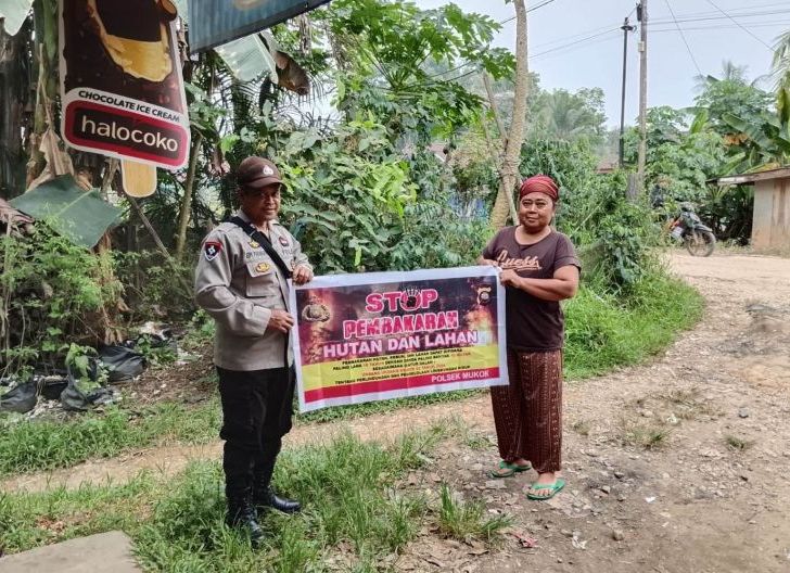 Photo of Bukan Sekadar Imbauan, Polsek Mukok Pasang Banner Stop Karhutla dan Edukasi Masyarakat