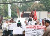 Photo of Warga Gang Parit Seribu Geruduk Kantor BPN Kubu Raya Tuntut Kepastian Hak Tanah